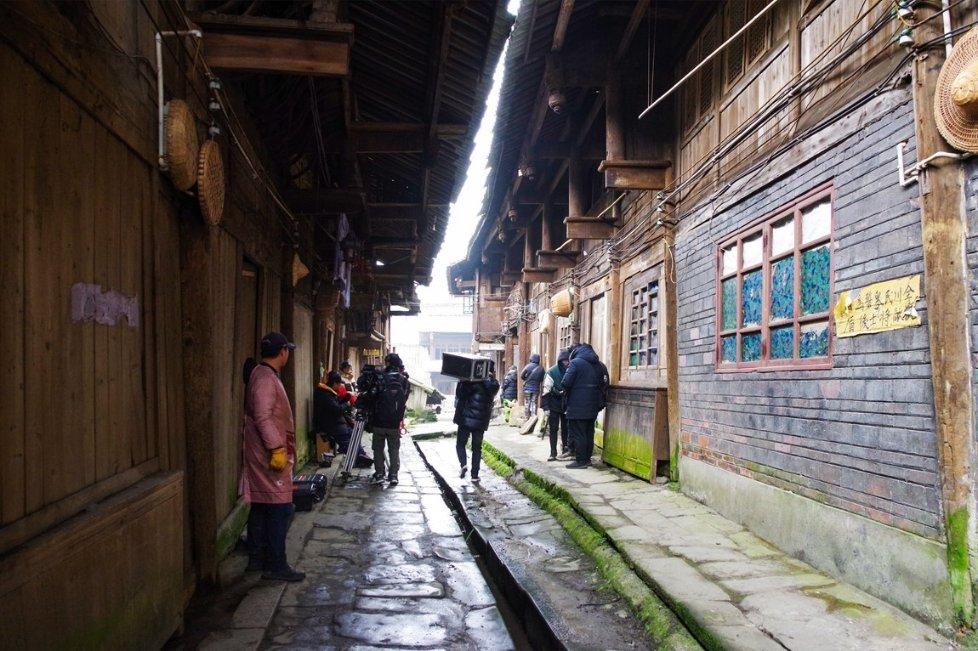 霉霉电影票房破9千万，AI不雅照被疯传，男子试图闯其公寓被逮捕